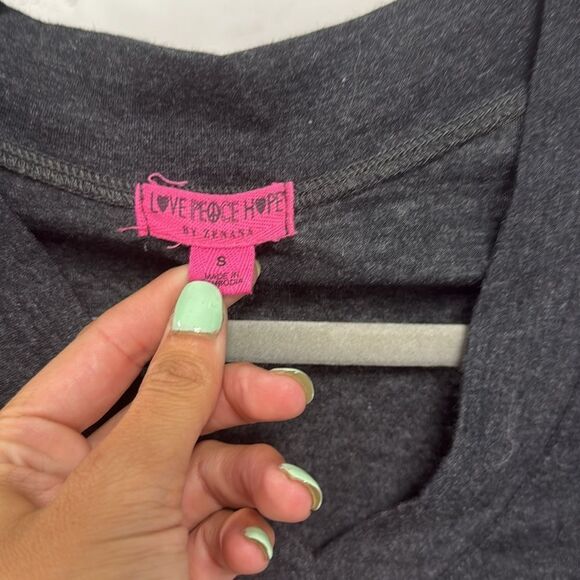 Gray V-Neck Long Sleeve Top BRAND NEW Size Small - Zenana PEACE LOVE HOPE brand - Picture 2 of 3
